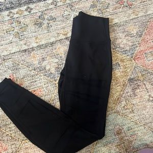 BLACK LULU LEMON LEGGINGS WITH MESH CUT OUT DESIGN